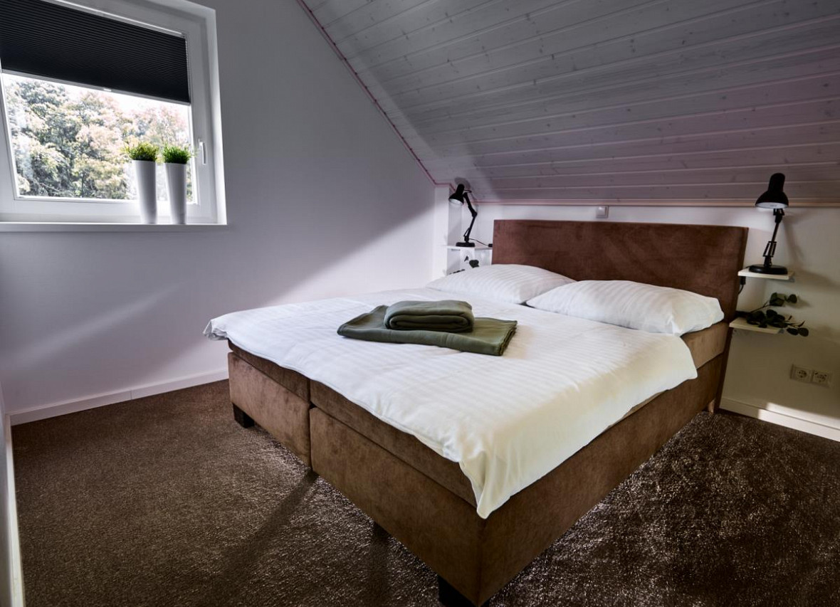 Schönes Schlafzimmer mit 160er Boxspringbett Pier 84