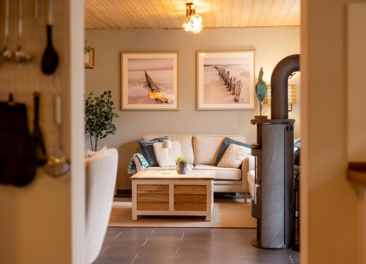 Blick von der Küche ins Wohnzimmer
