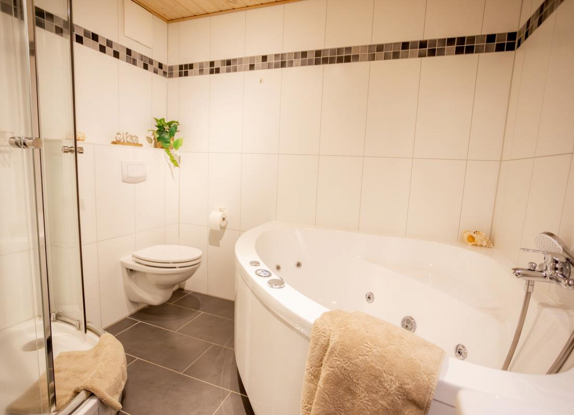 Modernes Badezimmer mit Whirlpool und Dusche im Seestern in Greetsiel