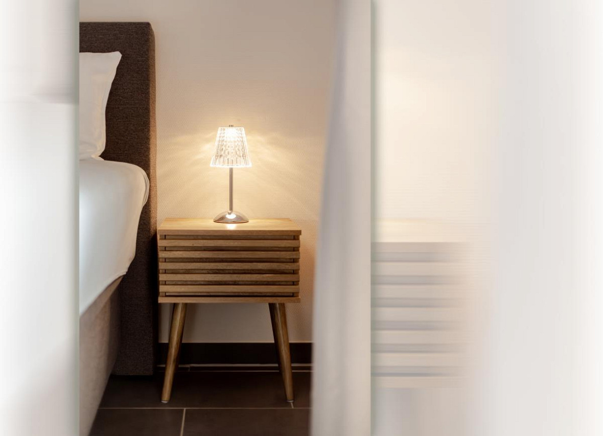 Nachttisch mit Lampe im Schlafzimmer des Ferienhauses Seestern in Greetsiel
