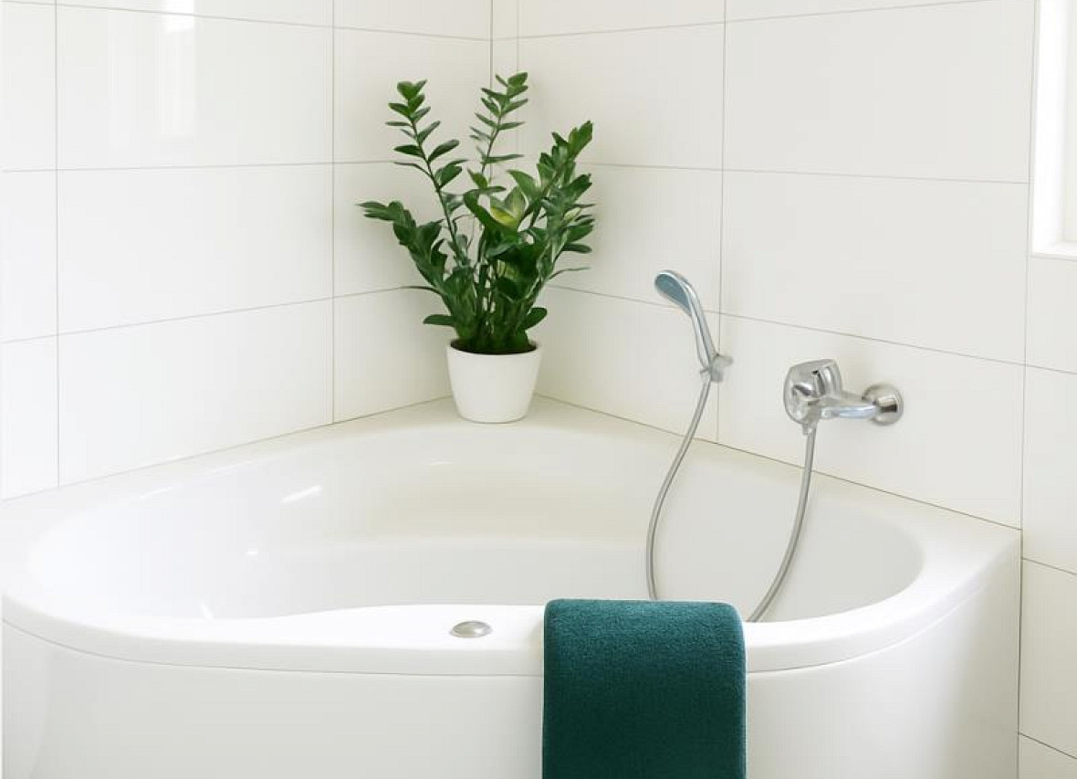 Modernes und lichtdurchflutetes Badezimmermit Whirlpool im Dock 61