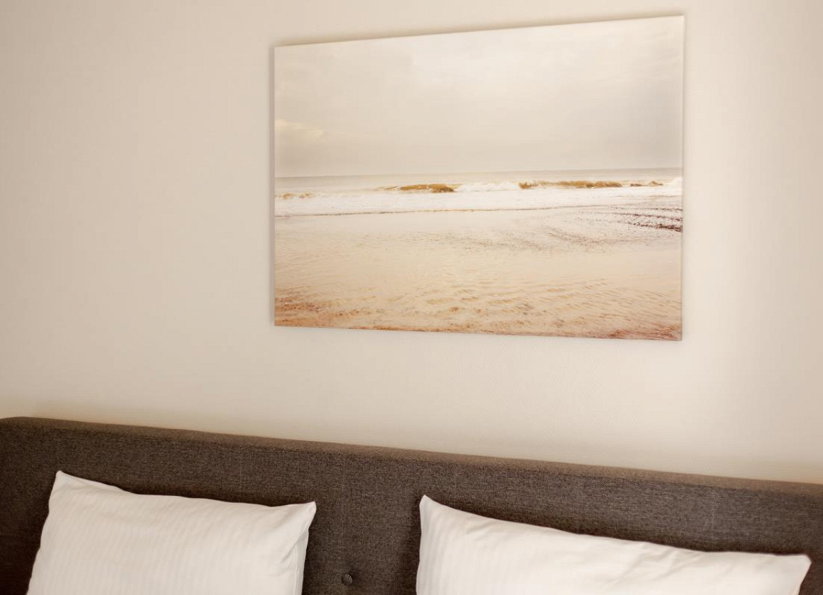 Wandbild mit Nordsee-Motiv im Schlafzimmer des Ferienhauses Seestern in Greetsiel