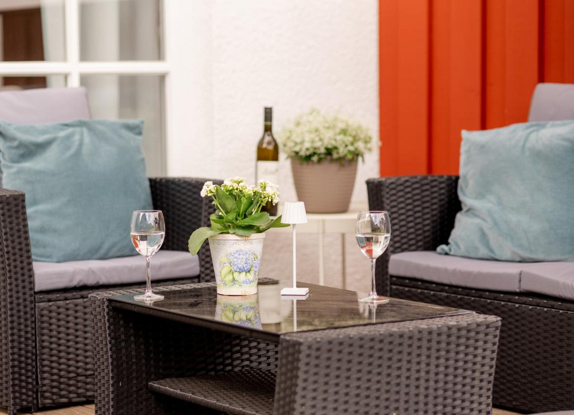 Gemütliche Sitzecke auf der Terrasse des Ferienhauses Seestern in Greetsiel