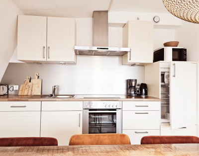 Küche mit Backofen, Spülmaschine, Kühlschrank uvm