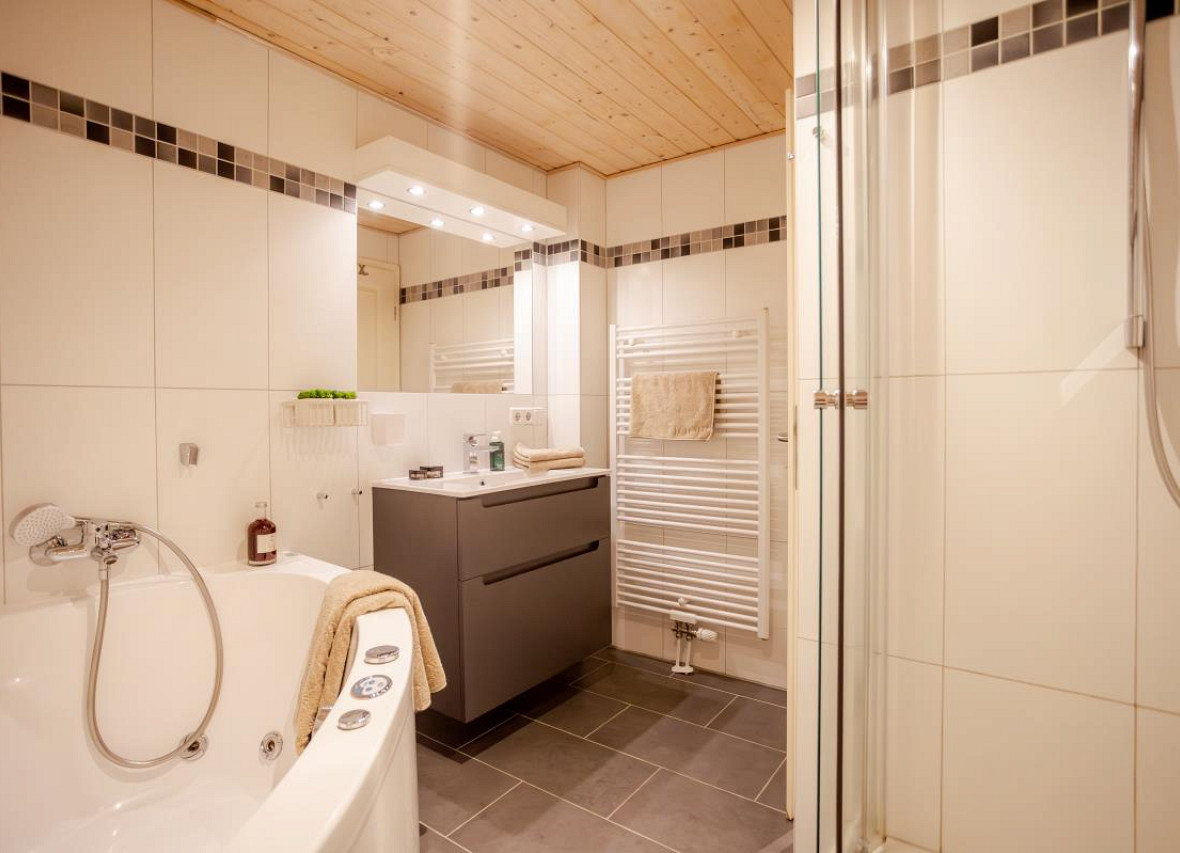 Wellness-Oase mit Whirlpool & Dusche in Greetsiel