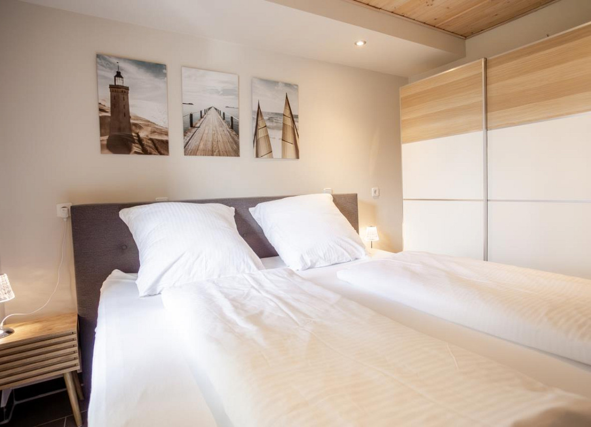 Schlafzimmer im Ferienhaus Seestern in Greetsiel mit Boxspringbett