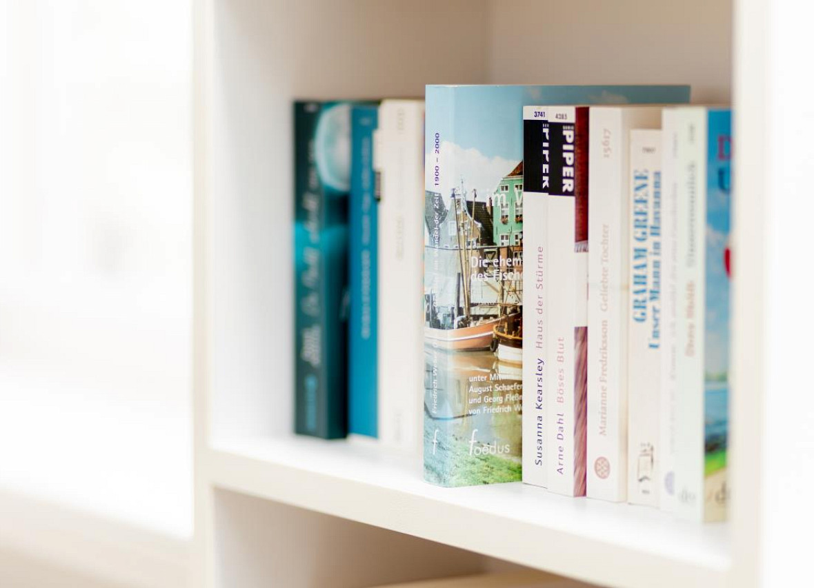 Bücherregal