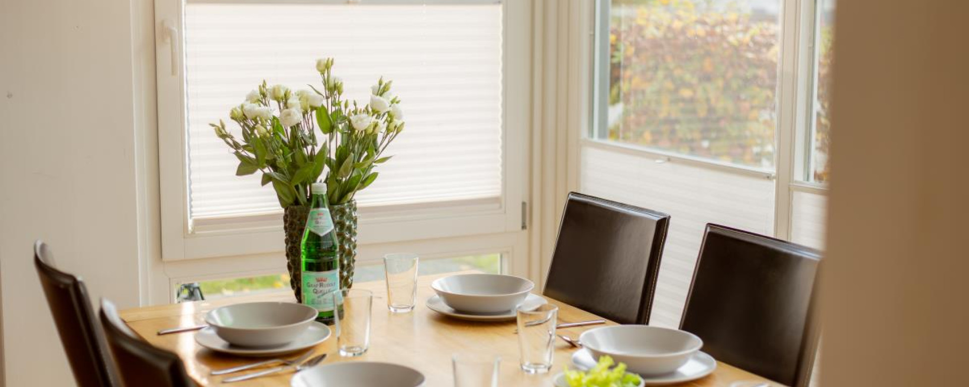 Essbereich im lichtdurchfluteten Wohnzimmer von Dock 2 in Nordhorn