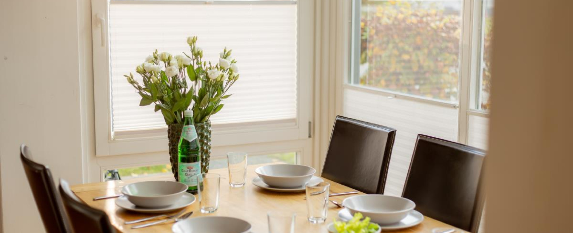 Essbereich im lichtdurchfluteten Wohnzimmer von Dock 2 in Nordhorn