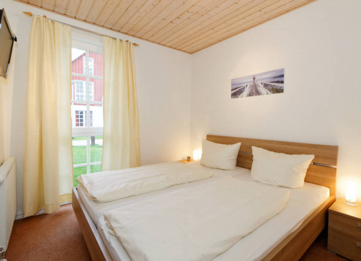 Das schöne 1. Schlafzimmer mit TV