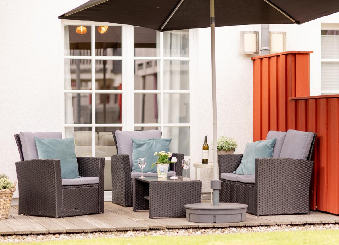 Terrasse mit Loungemöbeln in der Ferienwohnung Seestern in Greetsiel